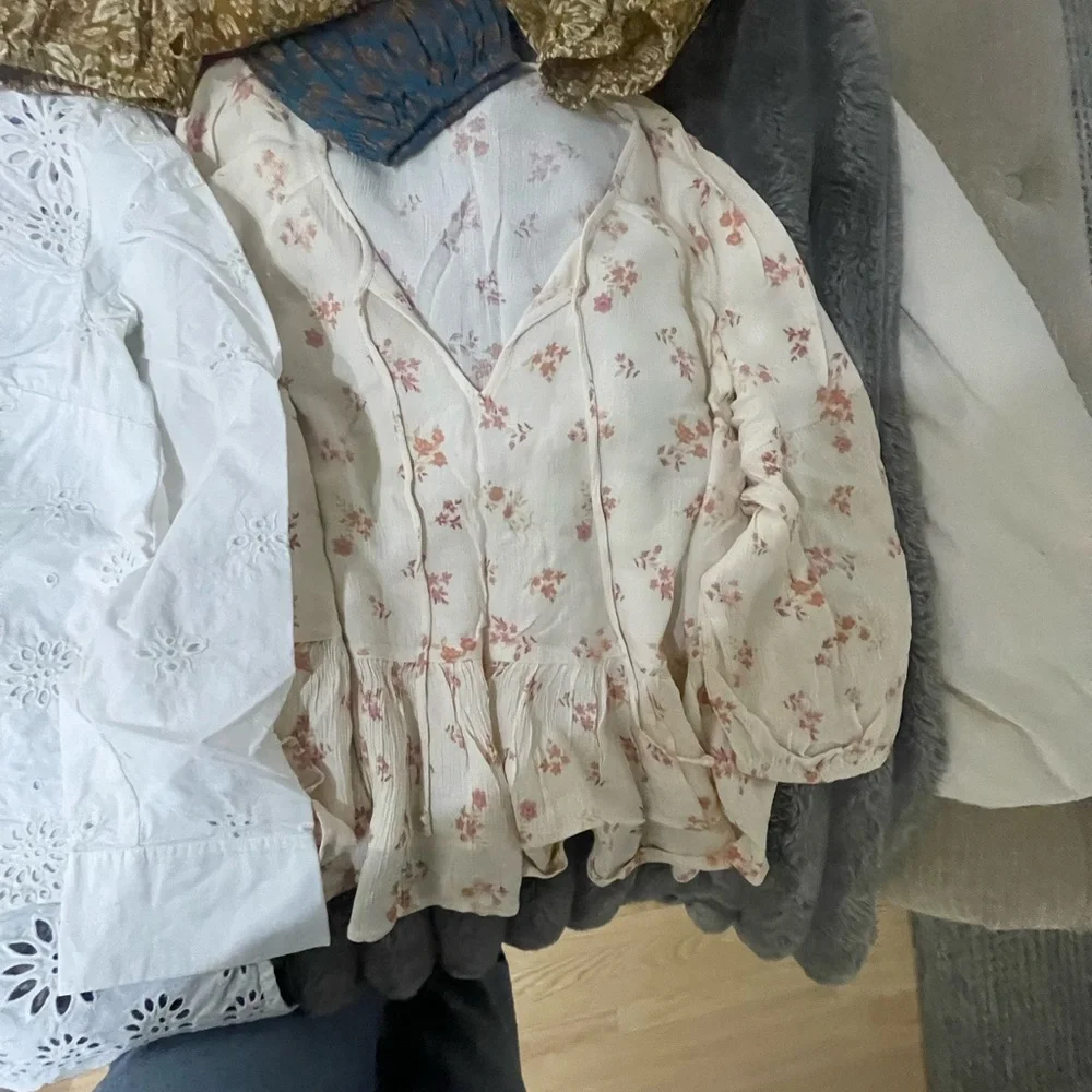 Assorted 16 Women's Blouses Collection - Picture 2 of 16